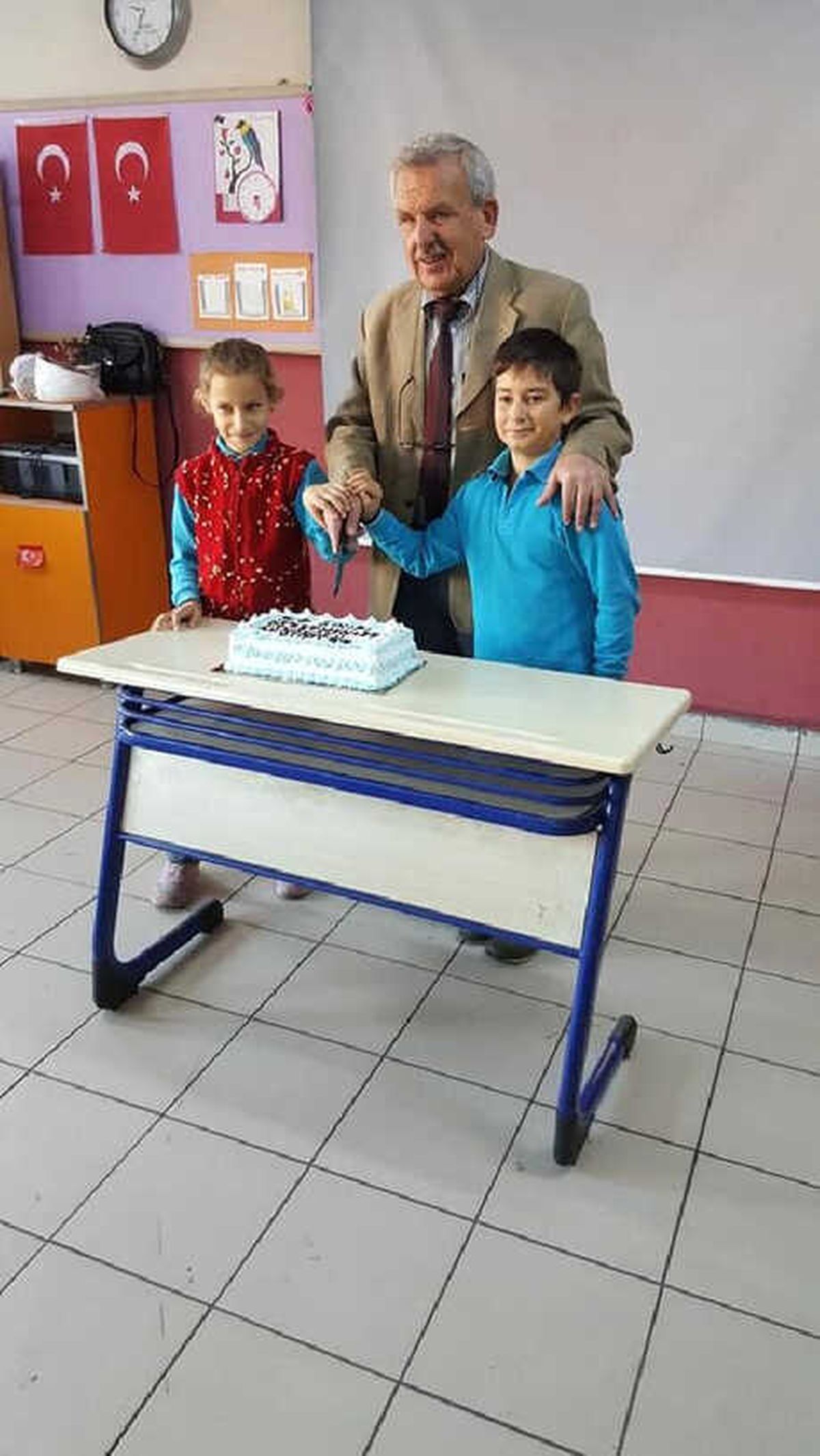 Görev Yaptığı Okul Önünde Hayatını Kaybetti