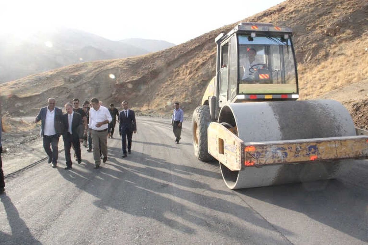 Hakkari\'de Yol Asfaltlama Çalışması