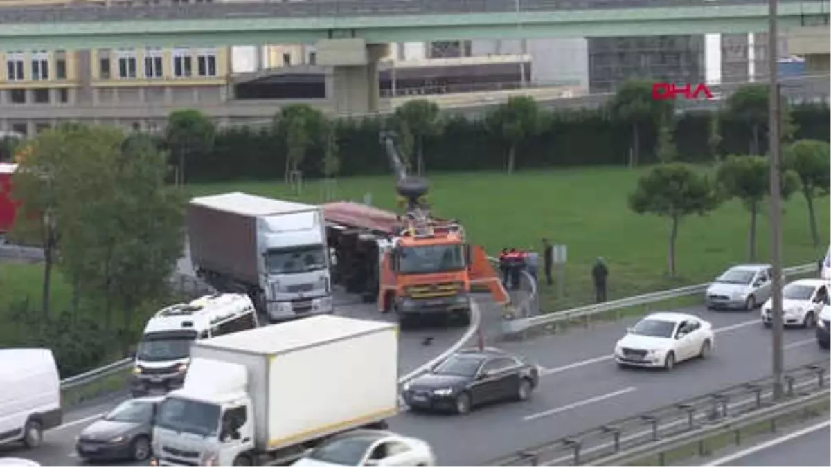 İstanbul Basın Ekspres Yolu Girişinde Tır Devrildi