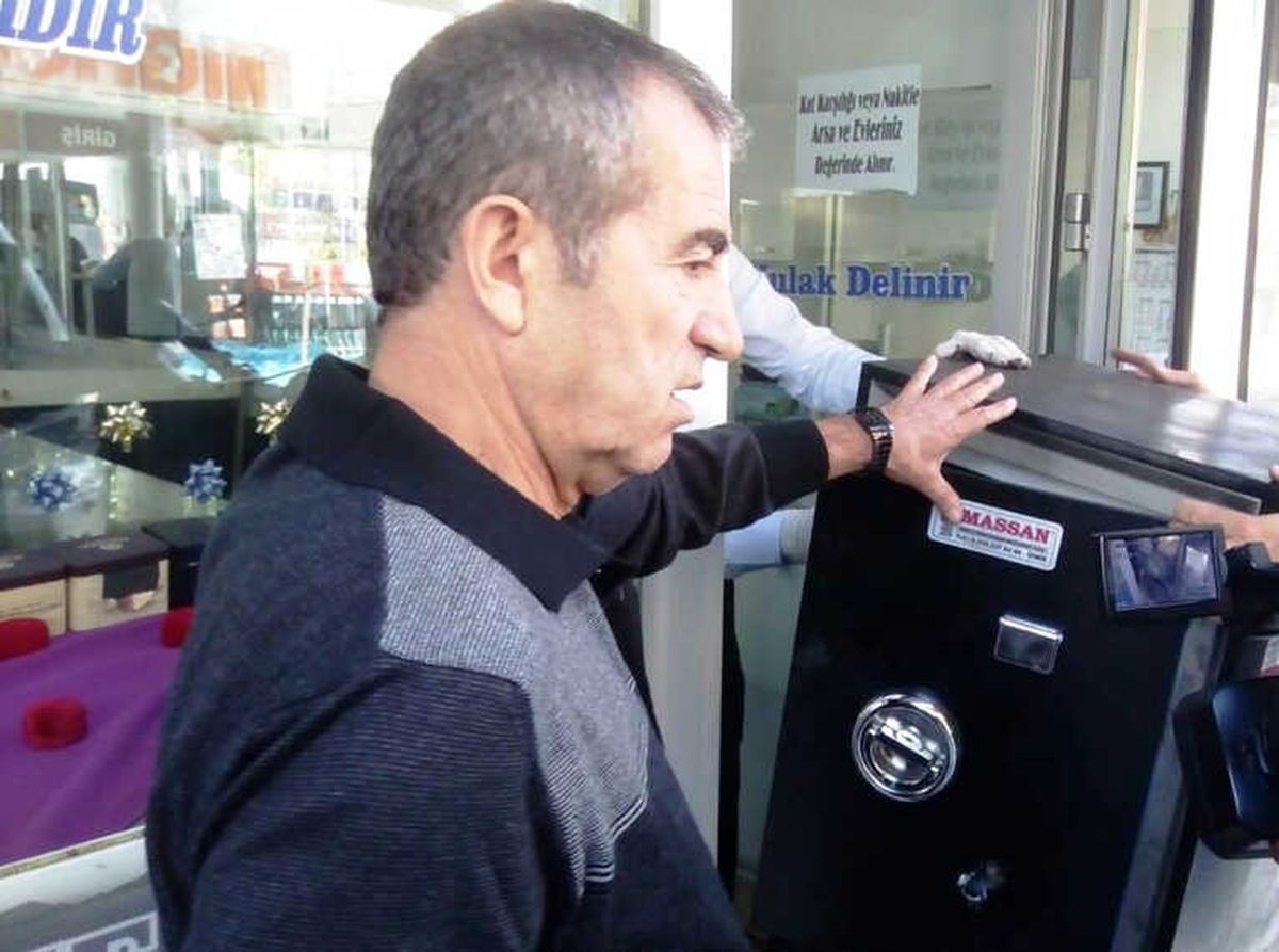 İzmir\'de Boş Daireden Duvarı Delip Kuyumcuyu Soydular