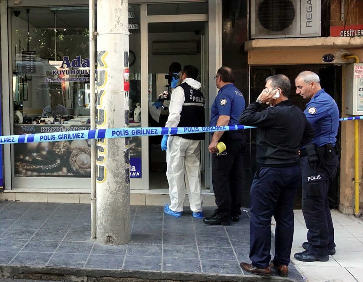 İzmir\'de Kuyumcu Soygunu