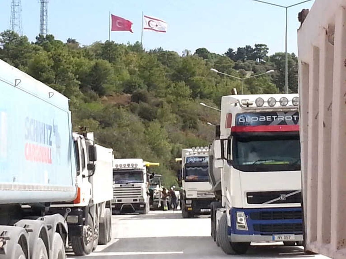 KKTC\'de 3 Aydır Maaş Alamayan Kamyoncular Eylemde