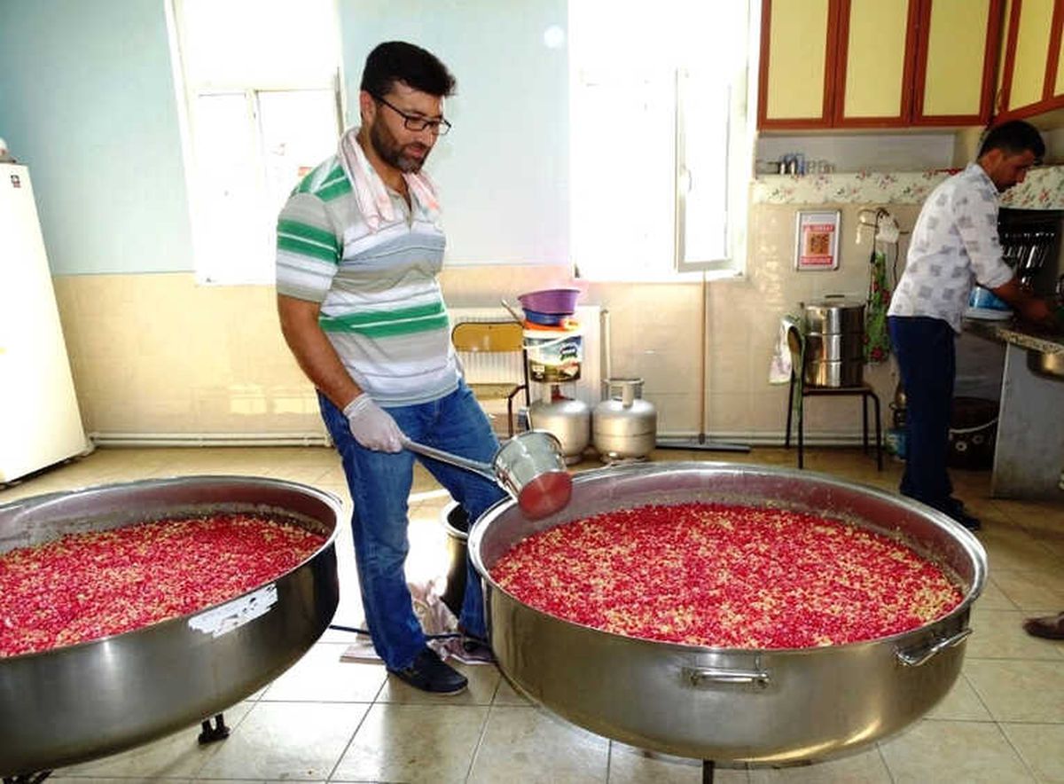 Köyün Aşuresini 6 Yıldır Cami İmamı Pişiriyor