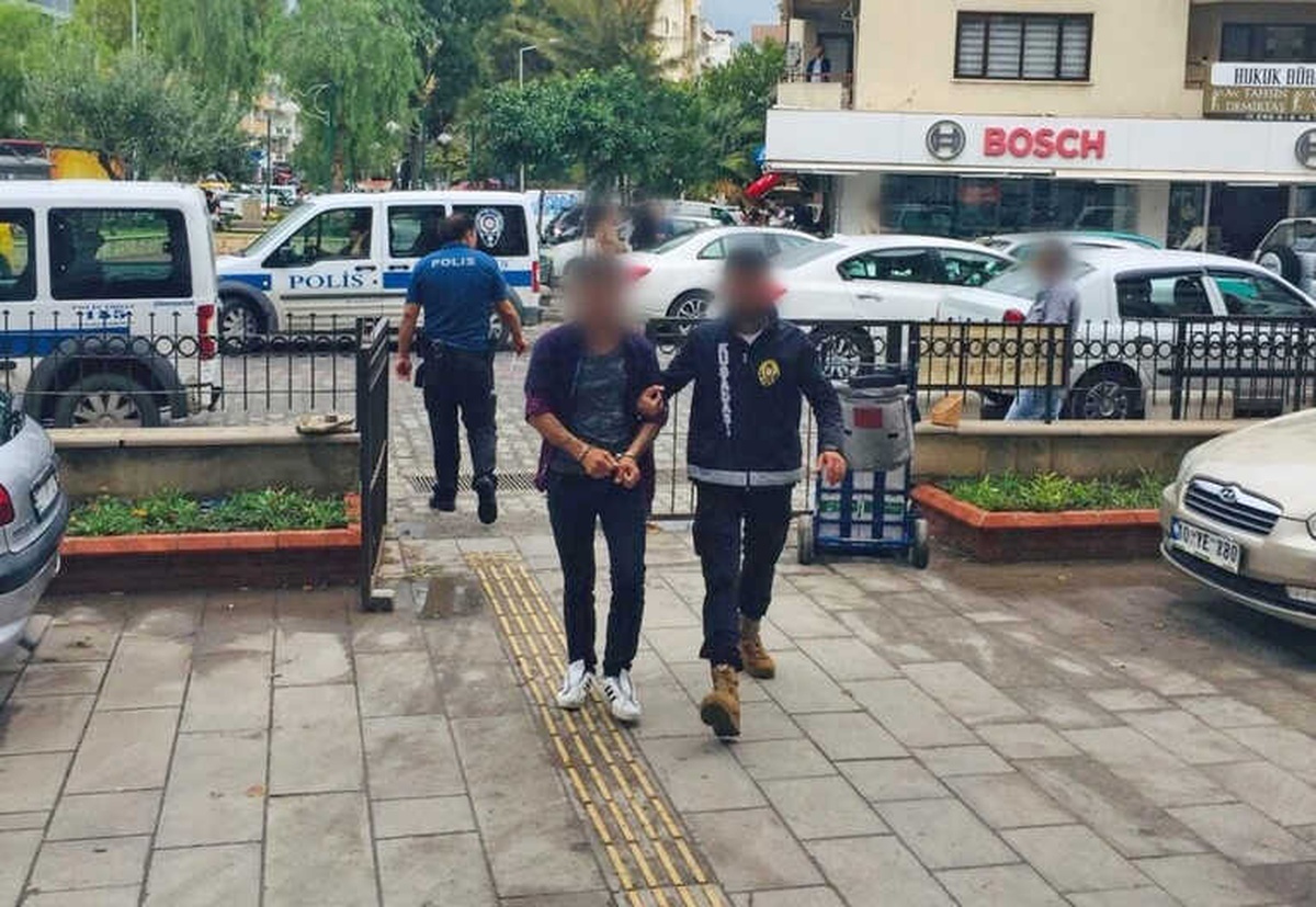 Kuşadası\'nda Bir Cezaevi Firarisi ve 2 Hırsızlık Şüphelisi Yakalandı