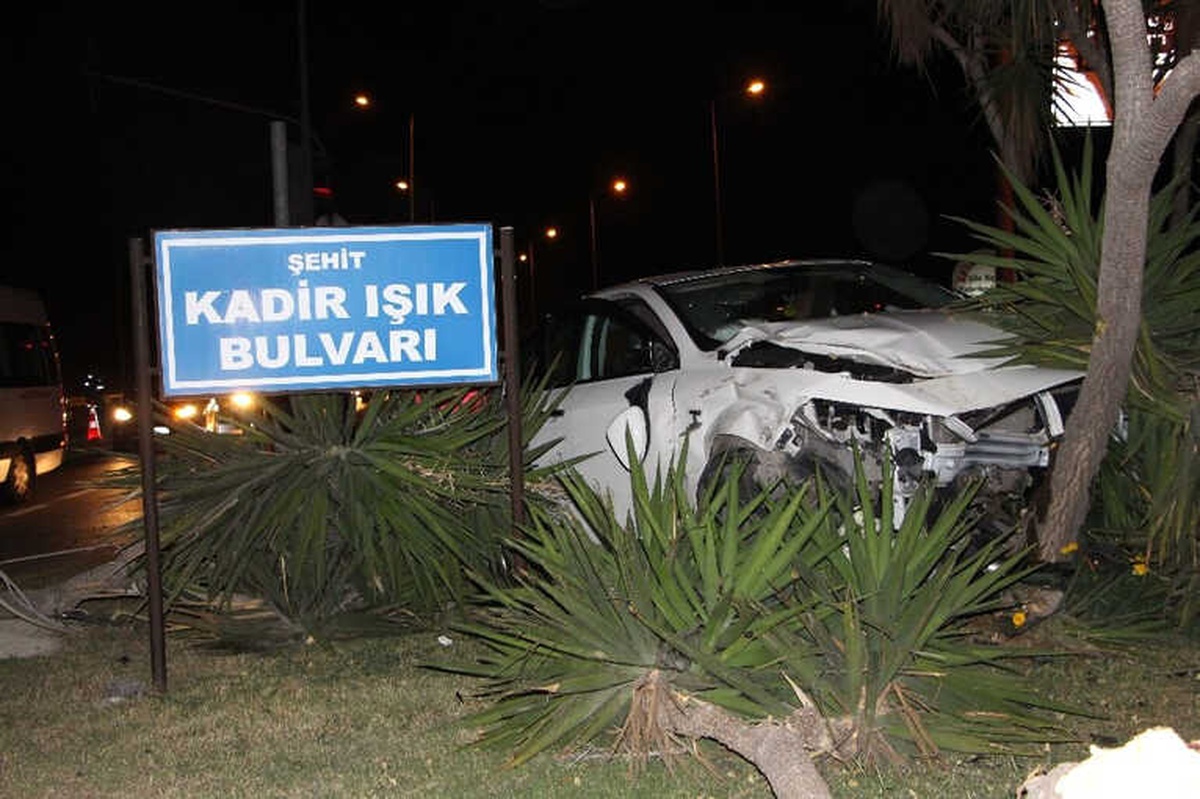 Manavgat\'ta Trafik Kazası: 3\'ü Çocuk 8 Yaralı