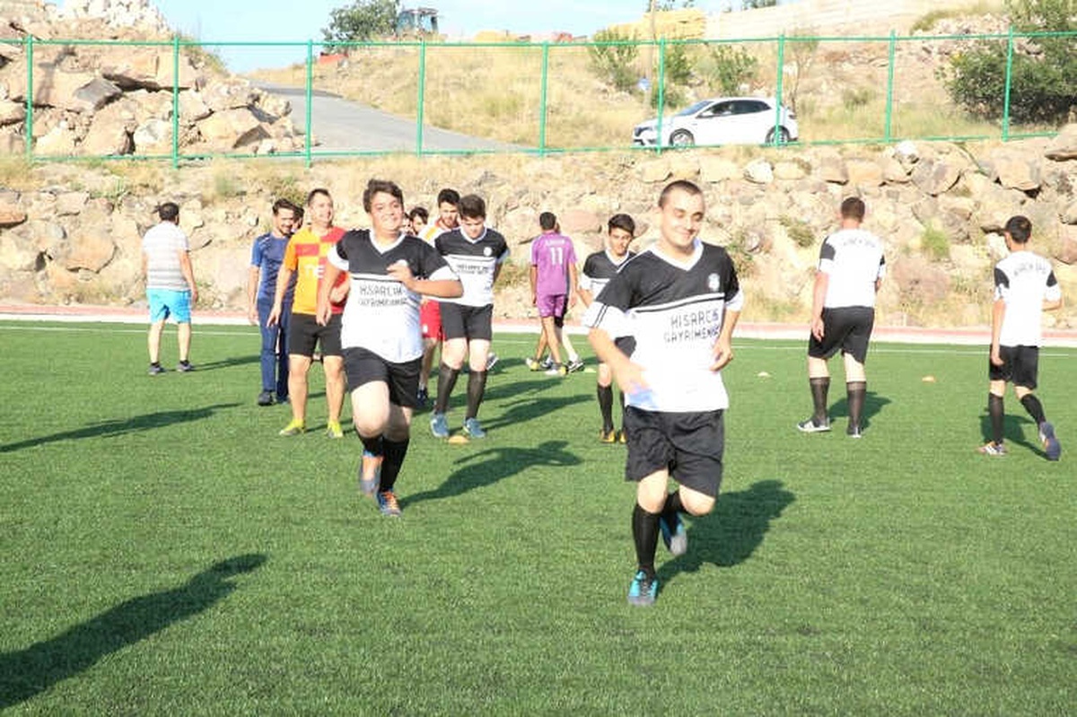 Melikgazi\'den Spor Kulüplerine Futbol Sahası Tahsisi