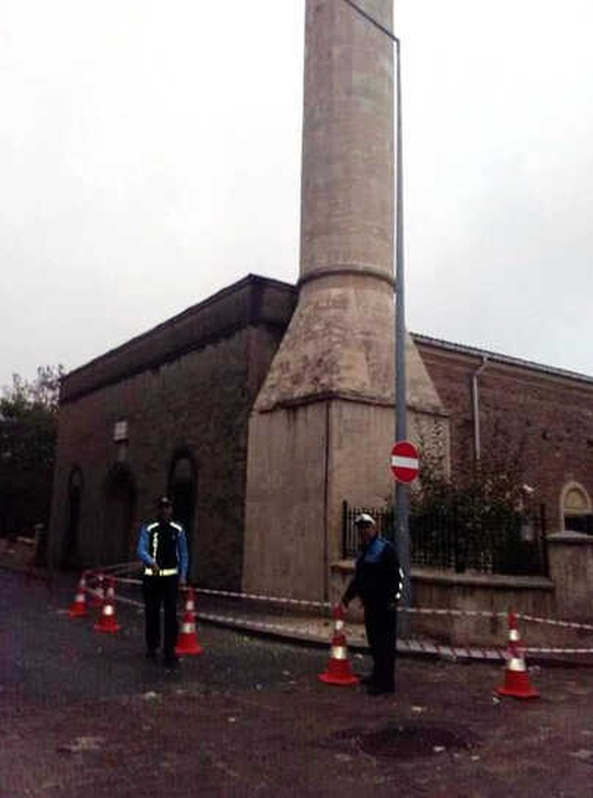 Minareden Dökülen Parçalar Korkuttu