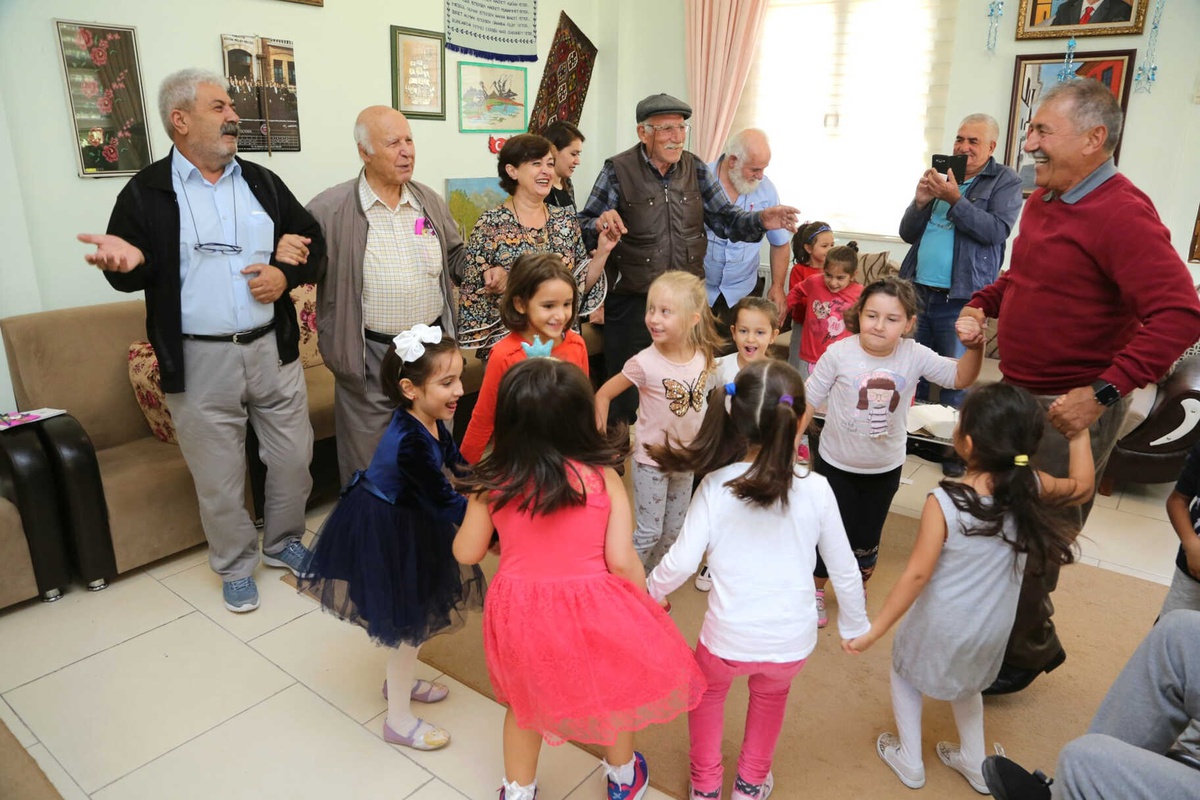 Miniklerden Koca Çınarlara Yaşlılar Günü Ziyareti