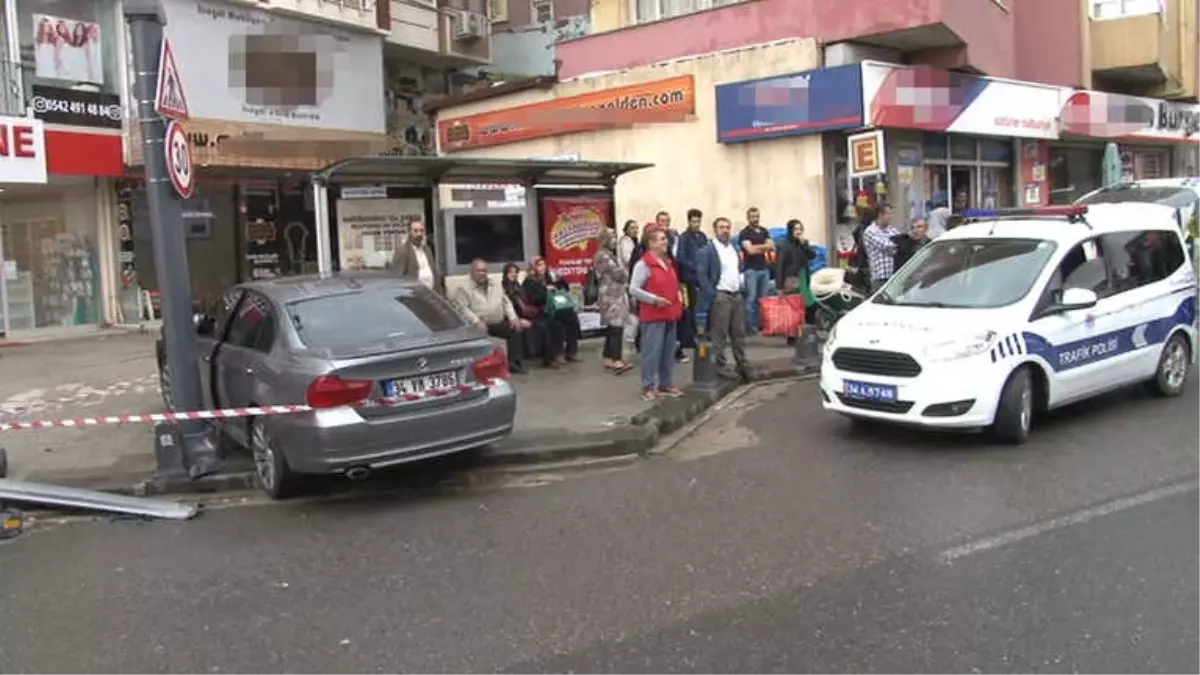 Otomobil Otobüs Durağına Daldı: 3 Yaralı