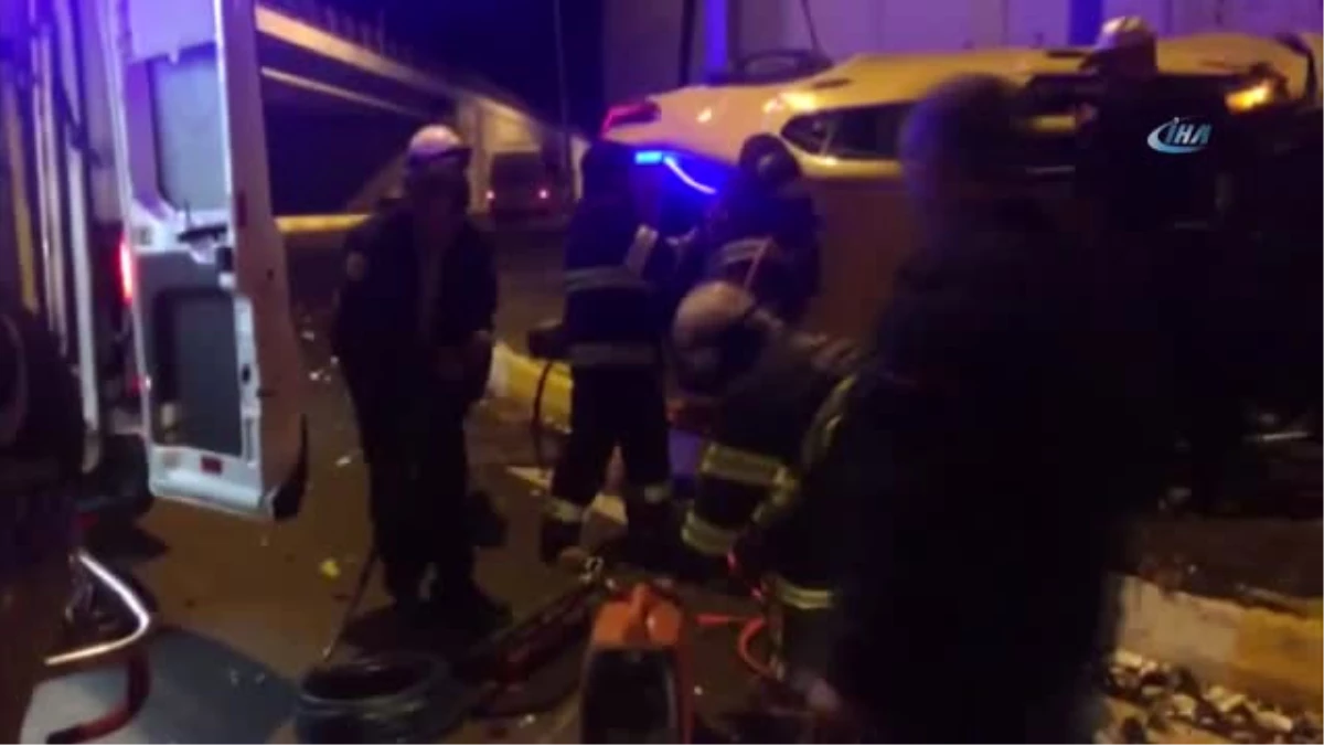 Takla Atan Aracın İçine Sıkışan Taksiciyi İtfaiye Kurtardı