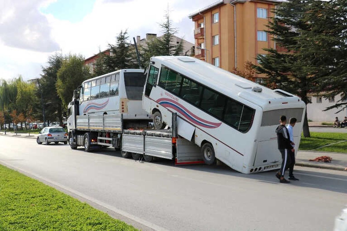 Tırdan Düşen Otobüs Şaha Kalktı
