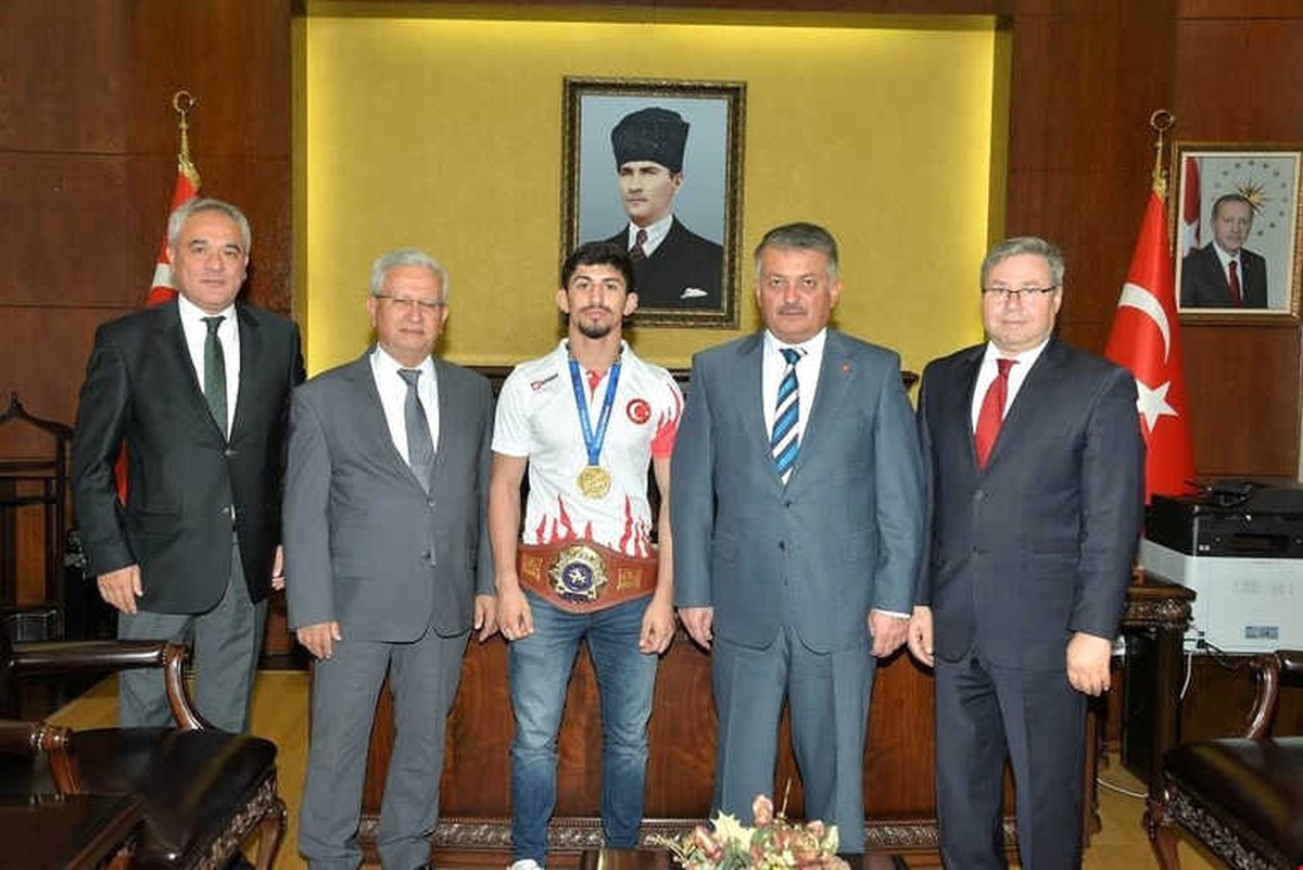 Vali Yazıcı, Dünya Şampiyonu Kamal\'ı Ödüllendirdi