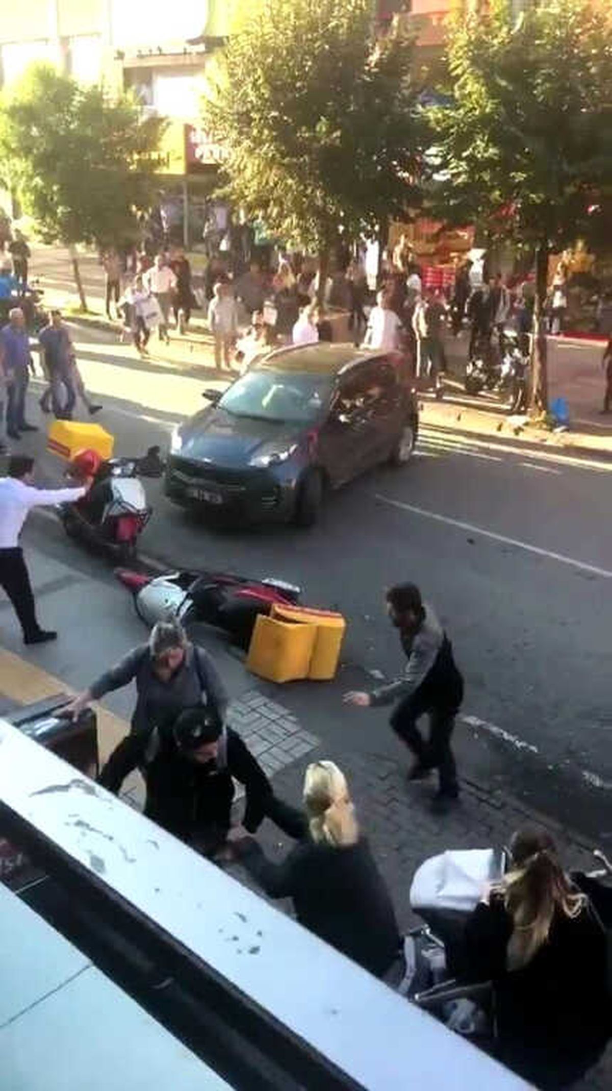 Vatandaşların Üzerine Böyle Araba Sürdü