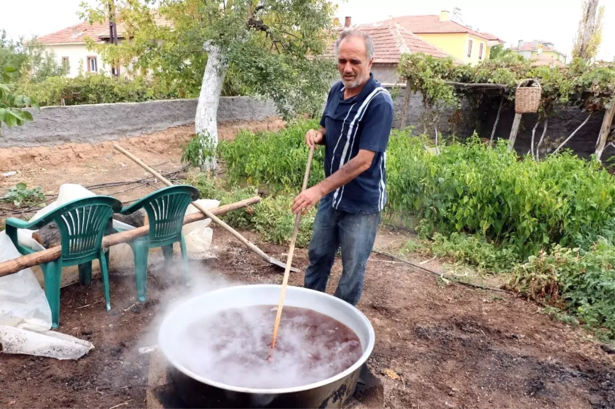 Yenifakılı\'da Pekmez Kazanları Kaynıyor