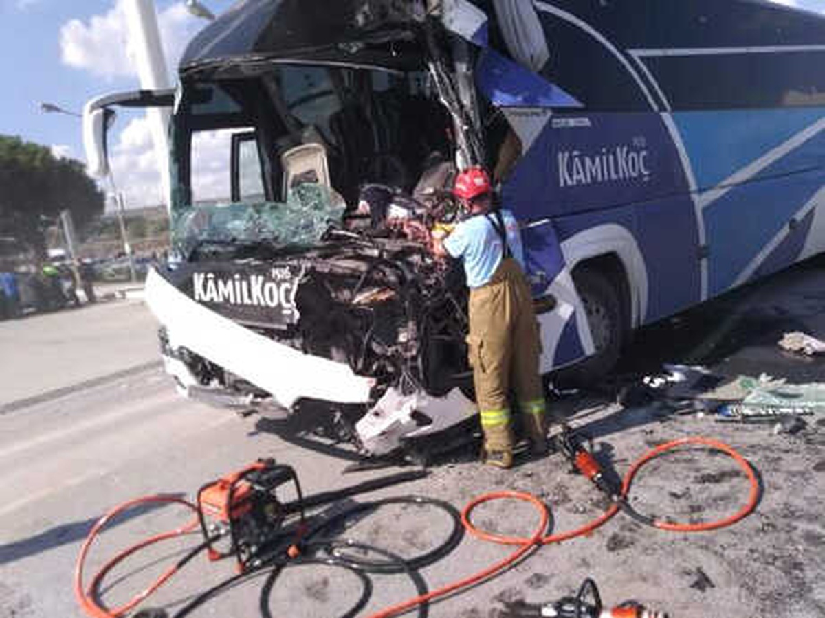 Yolcu Otobüsü Temizlik Aracına Çarptı: 1 Ölü, 12 Yaralı