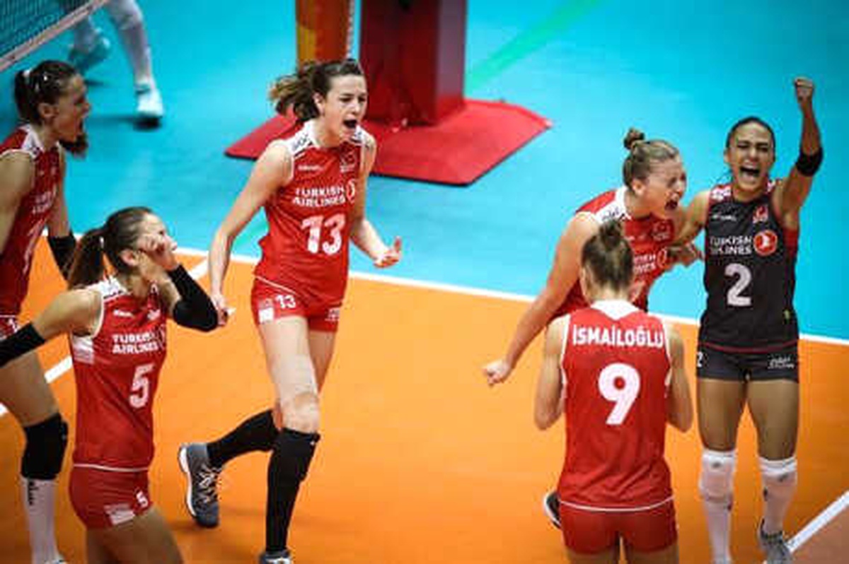 A Milli Kadın Voleybol Takımı, İtalya\'ya 3 - 0 Yenildi