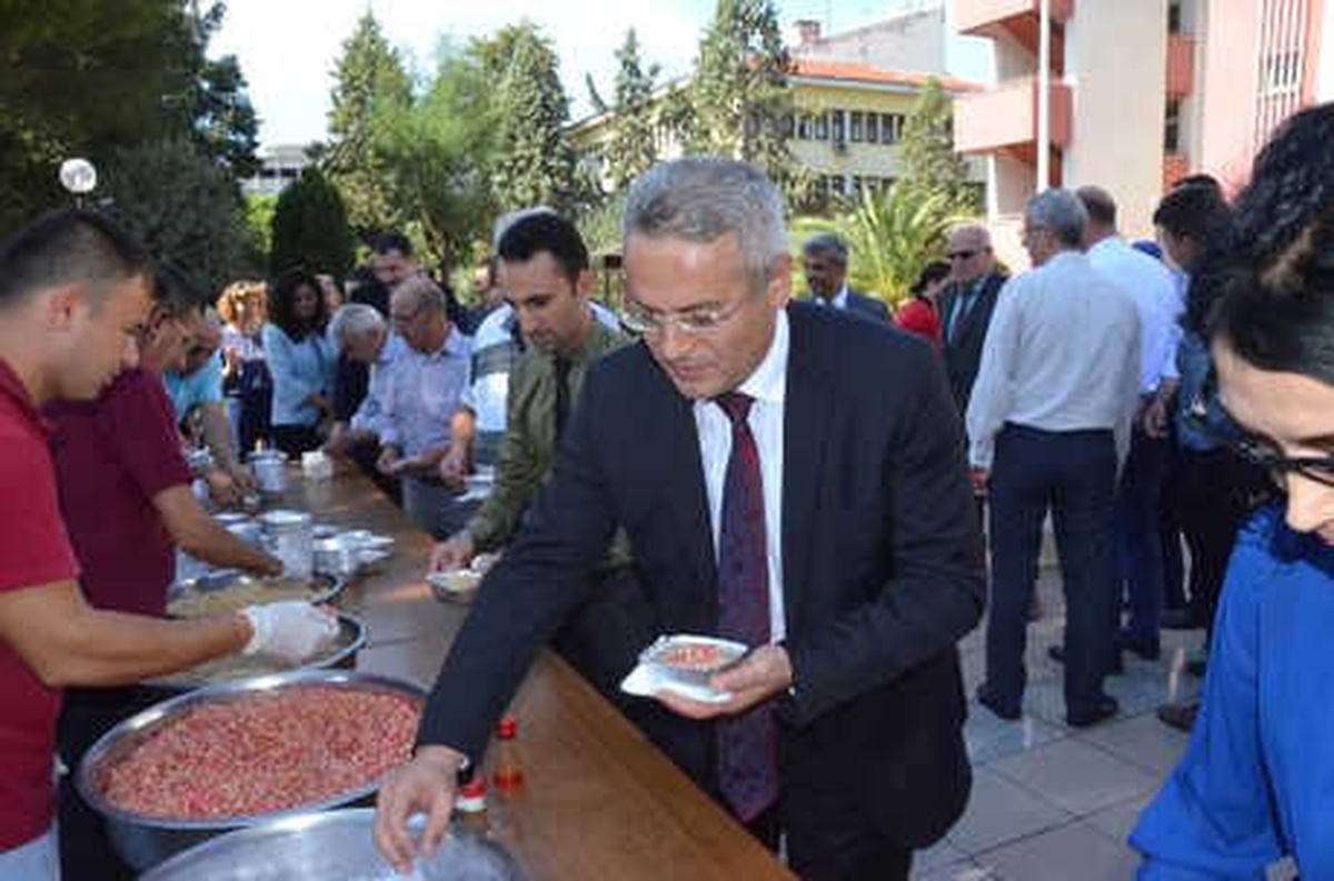 Adliyede 1500 Kişiye Aşure Dağıtıldı