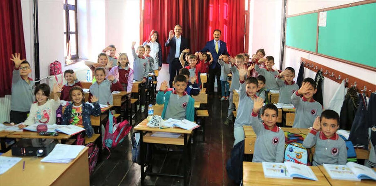 Başkan Cahan, Öğrencilere Meyve Dağıttı