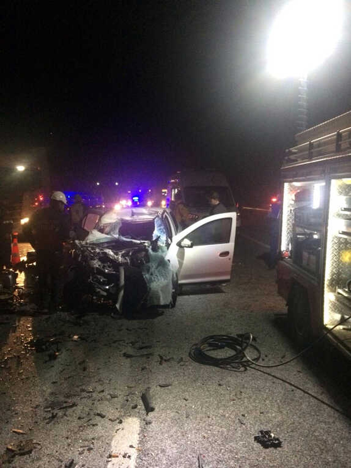 Bilecik\'te Otomobil Tıra Çarptı: 2 Ölü, 1 Ağır Yaralı