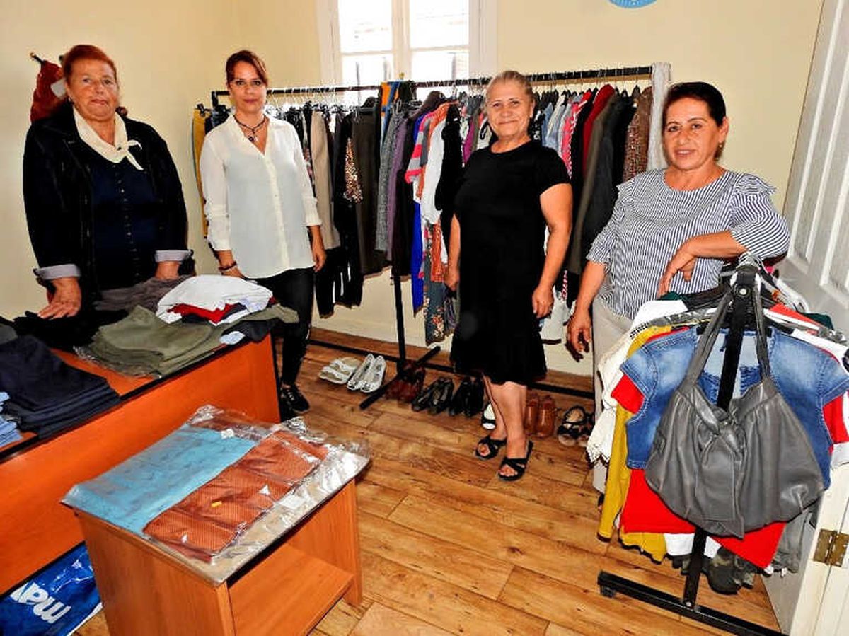 Çeşmeli CHP\'li Kadınlardan Giysi Yardımı