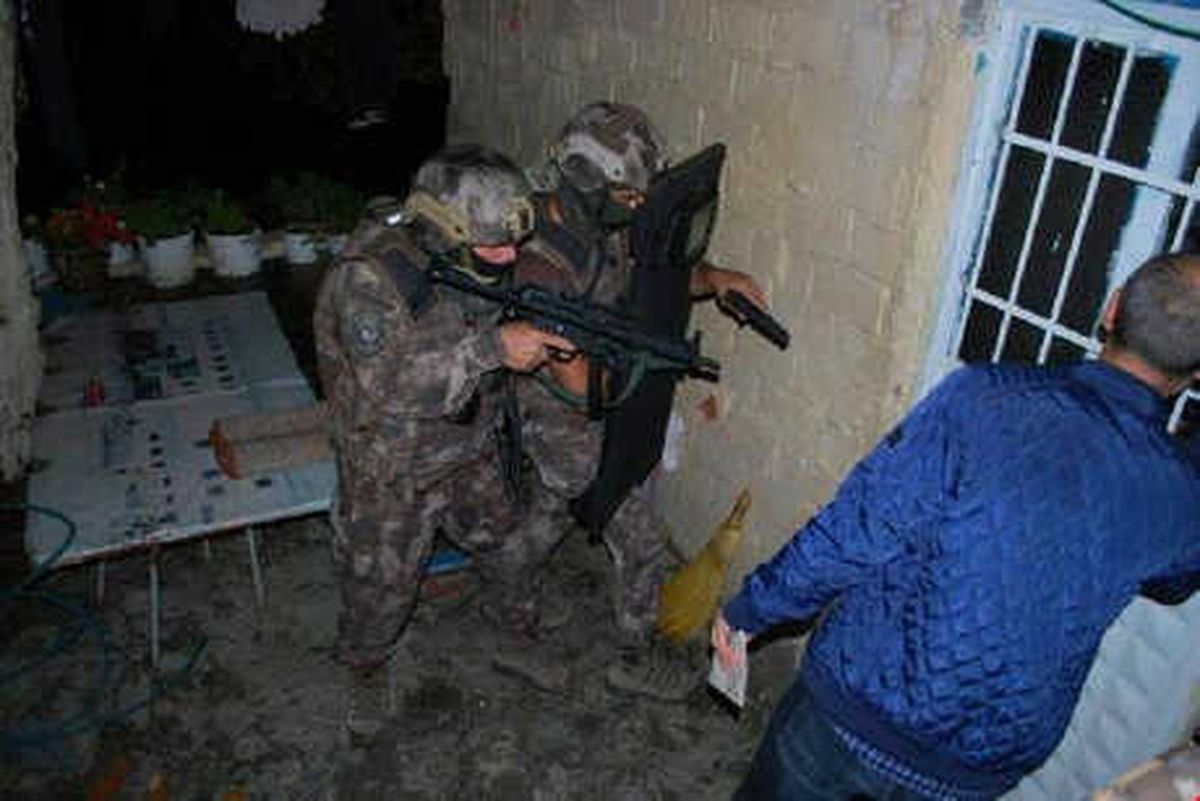 Edremit\'te Aranan 19 Kişi Şafak Operasyonuyla Yakalandı