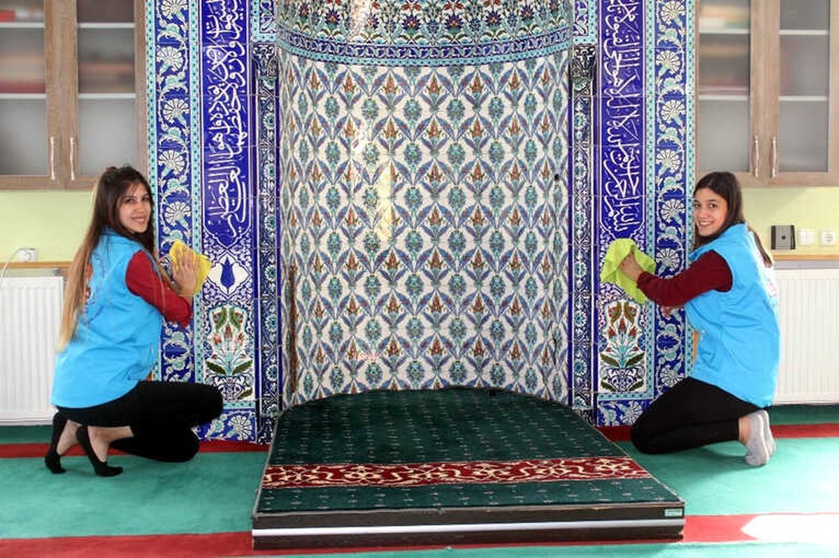 Erzincan Gençlik Merkezi Gençlerinden Cami Temizliği