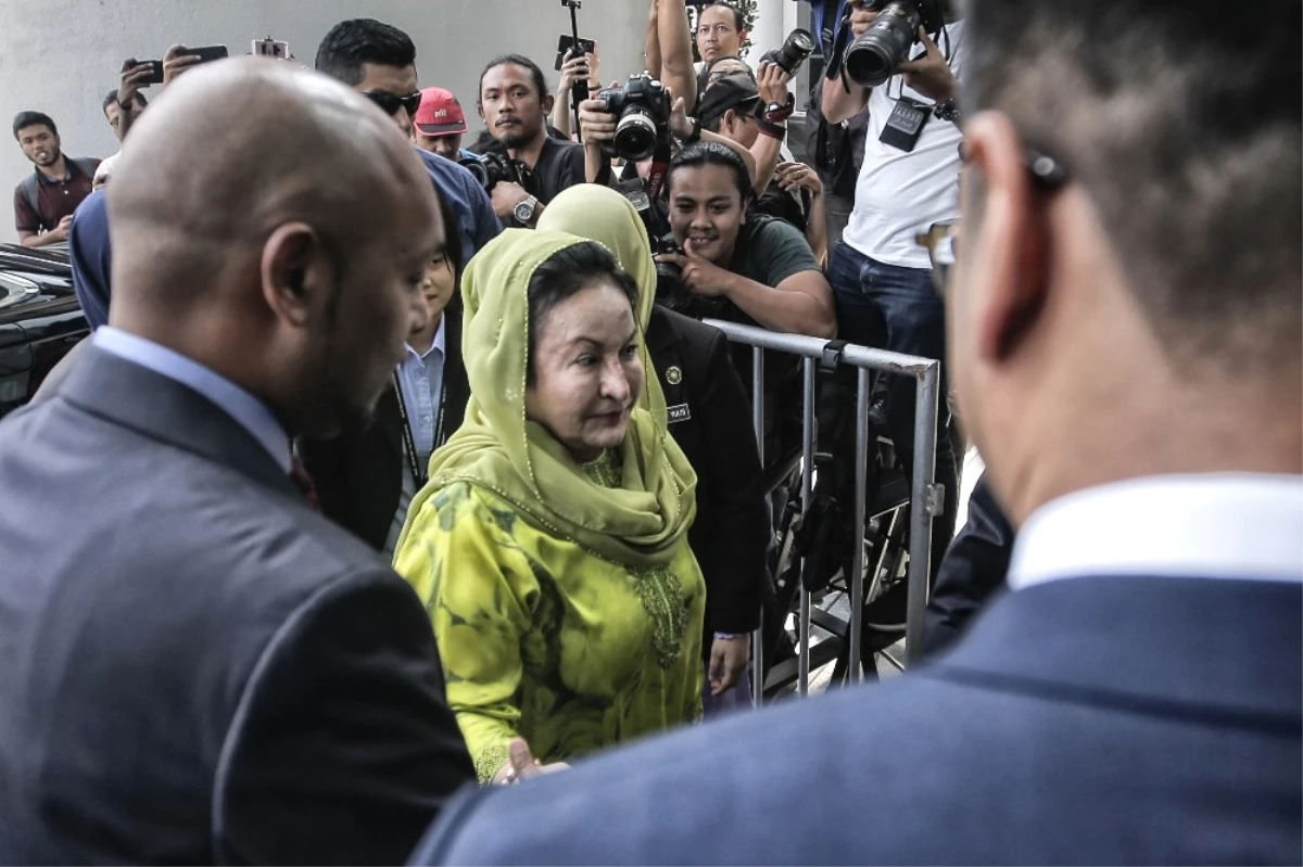 Eski Malezya Başbakanı Rezak\'ın Eşi Yolsuzluktan Tekrar Gözaltına Alındı