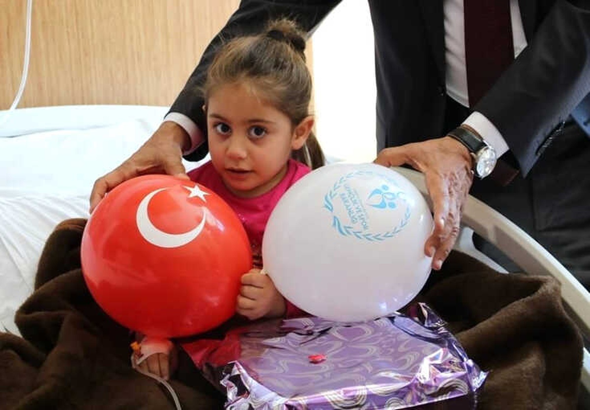 Gönüllü Gençler Hasta Çocukları Sevindirdi
