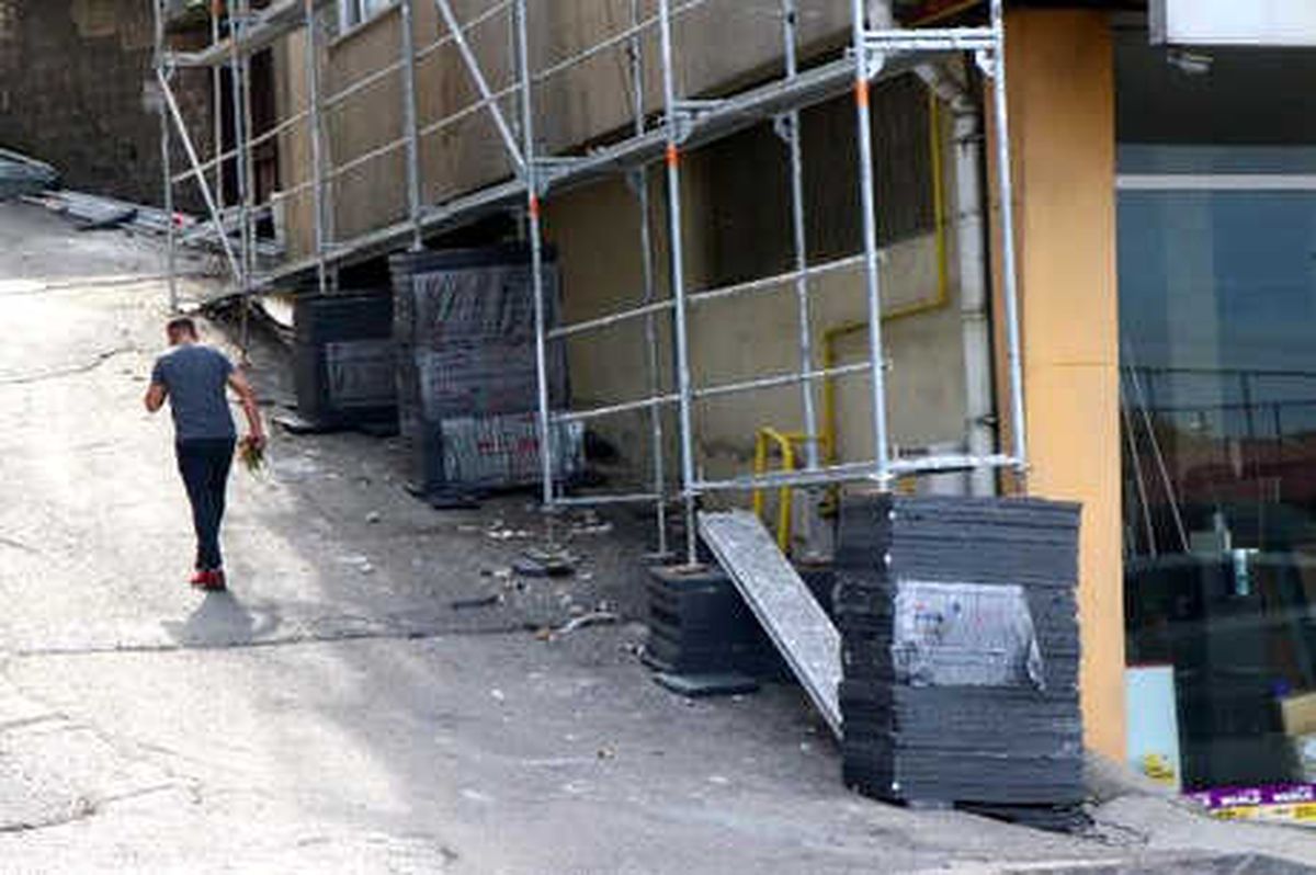 İş Güvenliği Hiçe Sayıldı, Strafor Üzerine İskele Kuruldu