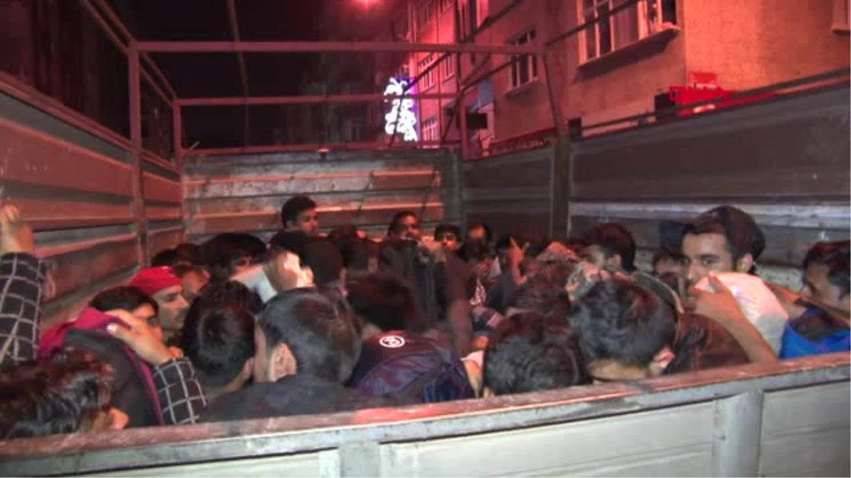 İstanbul Bağcılar\'da Kamyon Kasasında 42 Kaçak Yakalandı