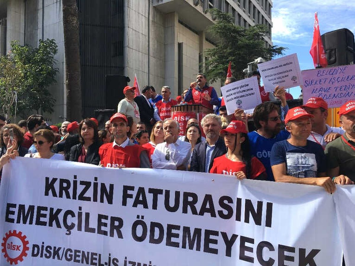 İzmir\'de İşçiler Yarım Gün İş Bıraktı