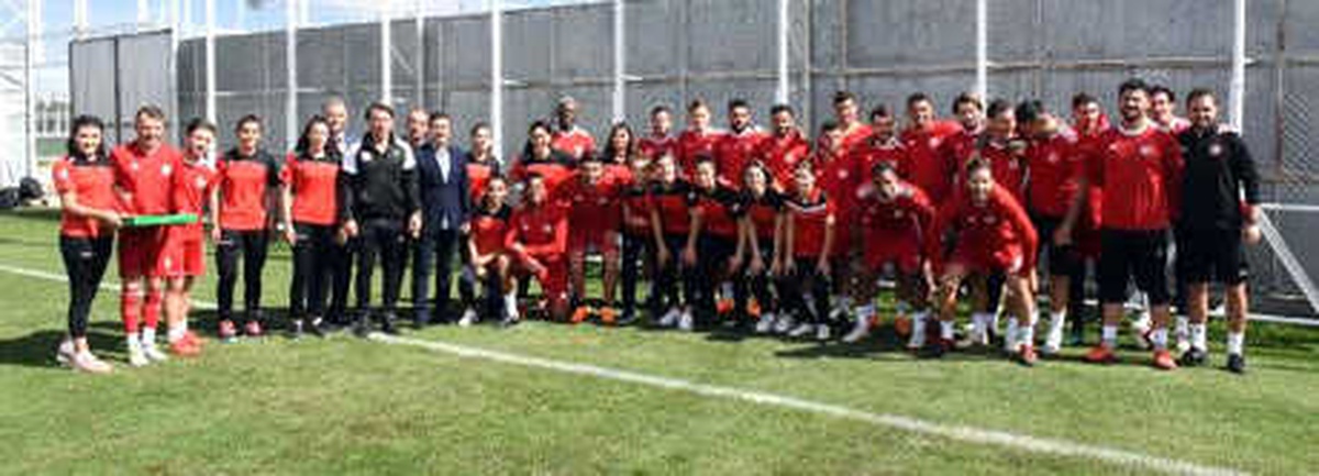 Kadın Futbolculardan Sivasspor\'un Antrenmanına Ziyaret