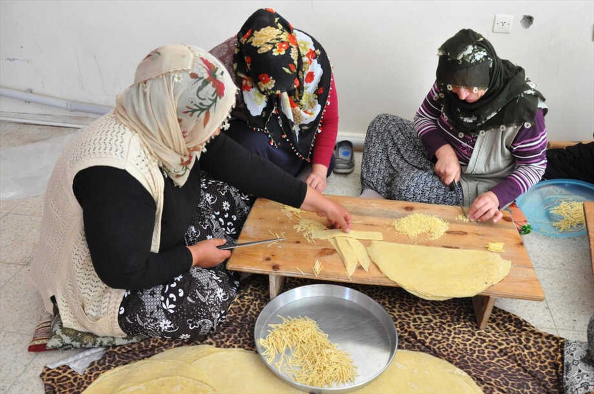 Kadınlar Kışlık Yiyeceklerini İmece ile Hazırlıyor
