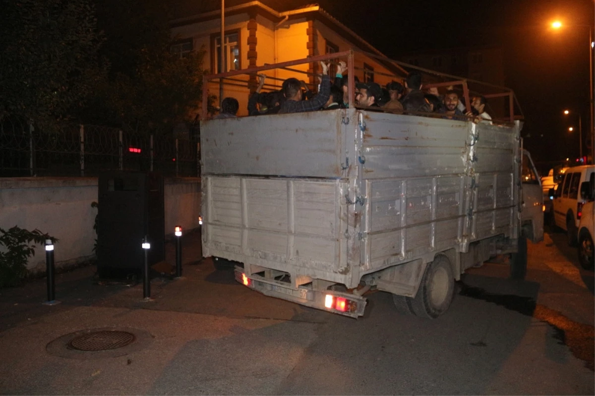Kamyon Kasasında 42 Kaçak Göçmen Yakalandı