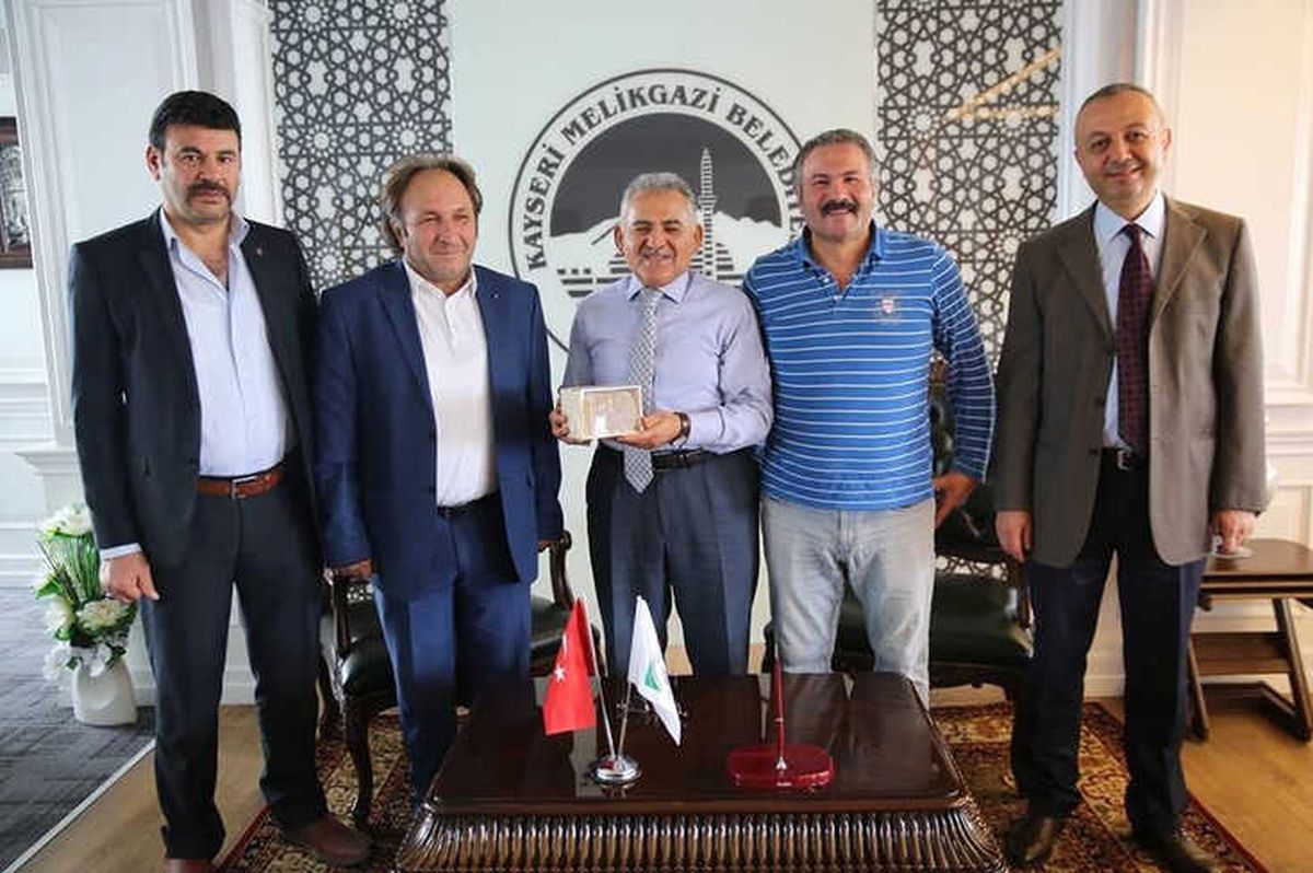 Kayseri Gemerekliler Dernek Yönetimi Başkan Memduh Büyükkılıç\'ı Ziyaret Etti