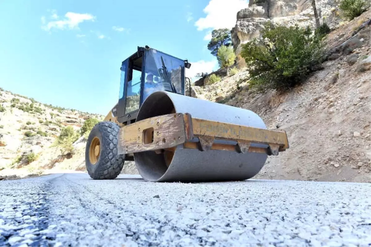 Mersin\'de Kırsal Bölgelerdeki Asfalt Atağı Sürüyor