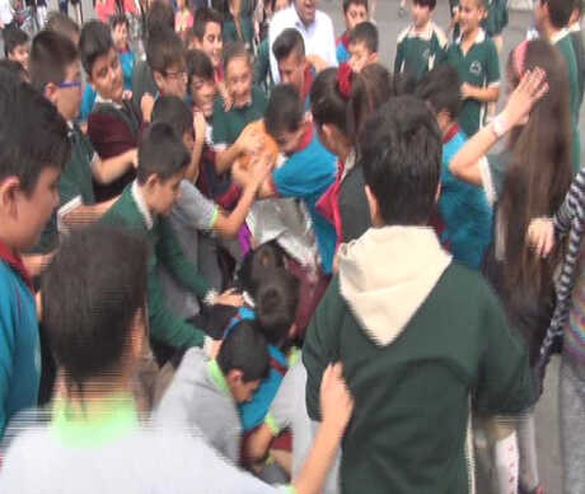 Öğrenciler Top İçin Birbirini Ezdi, Gözyaşı Döktü