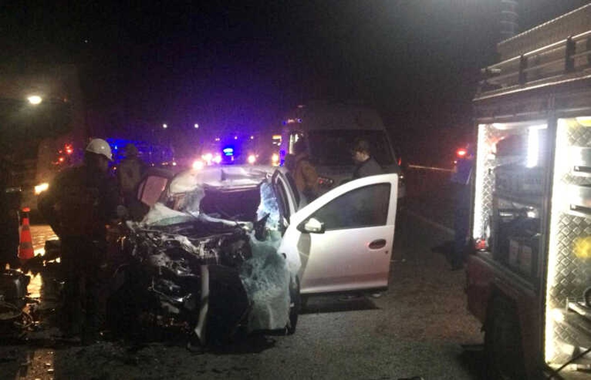 Otomobil Tıra Çarptı: 2 Ölü, 1 Ağır Yaralı