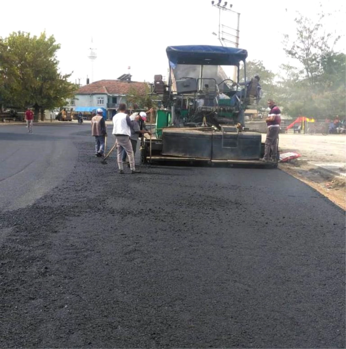 Parke Taş Ve Asfalt Seriminde Yoğun Mesai