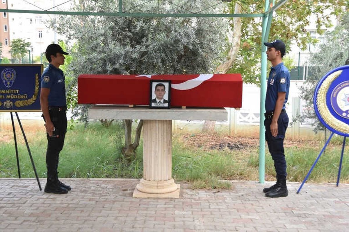 Polis Memuruna Antalya\'da Veda