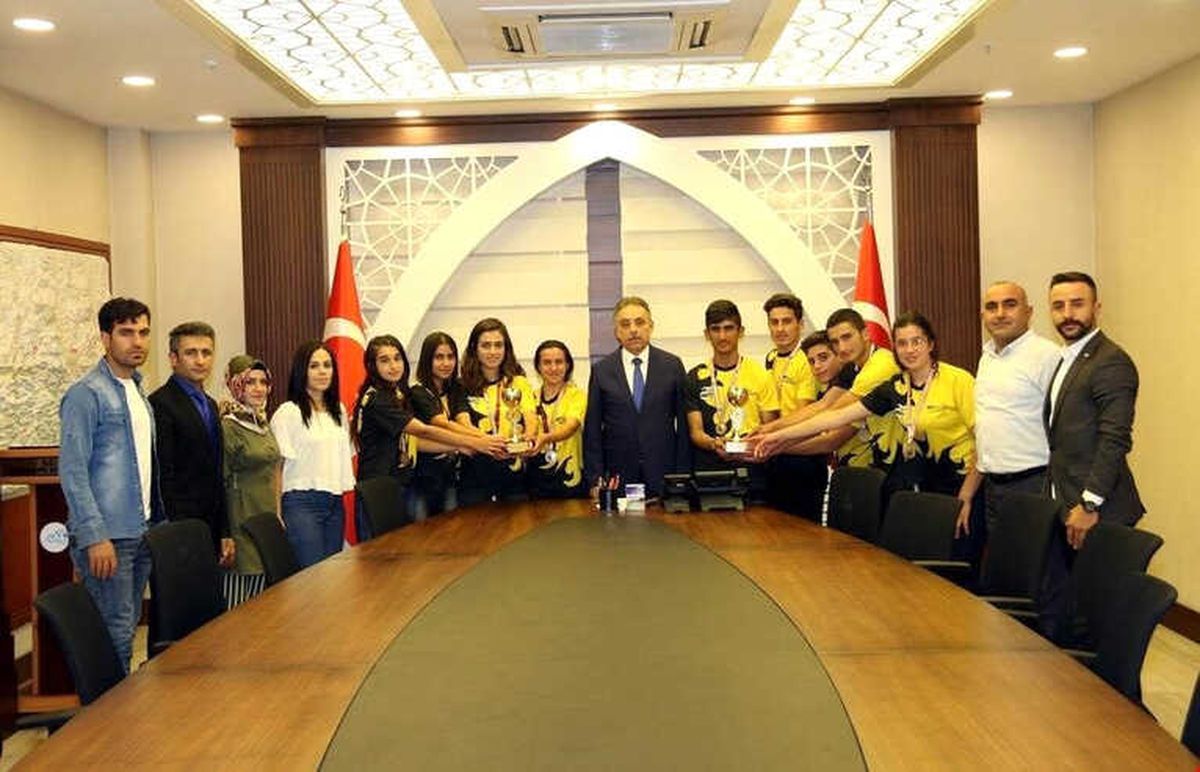 Raftingcilerden Vali Toprak\'a Ziyaret