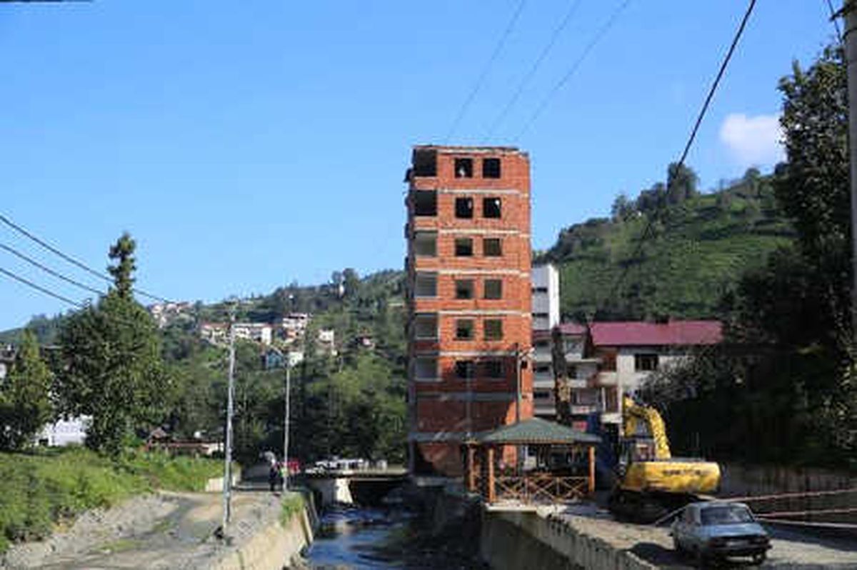 Rize\'de Dere Yatağındaki 7 Katlı Apartmanın Yıkımına Başlandı