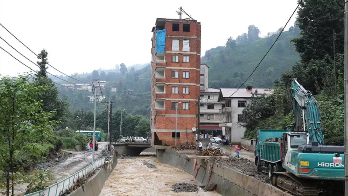 Rize\'de Dere Yatağındaki 7 Katlı Apartmanın Yıkımına Başlandı