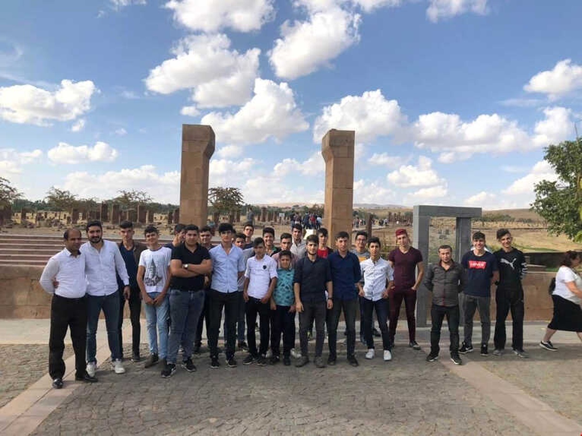 Sasonlu Gençler Ahlat\'ta Selçuklu Mezarlığı\'nı Gezdi