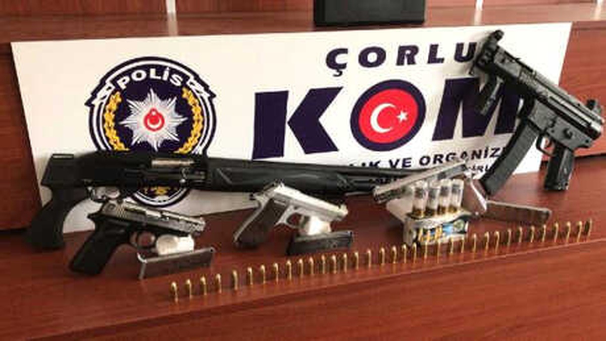 Suç Örgütü Üyeleri Sahte Polis Kimlikleri ve Silahlarla Yakalandı
