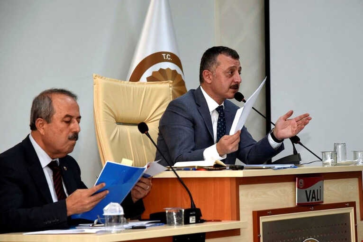 Vali\'den Kurum Müdürlerine Uyarı: "Kendi Paranızdan Daha Dikkatli Harcayın"