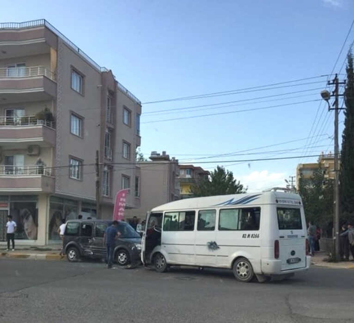 Yolcu Minibüsü ile Hafif Ticari Araç Çarpıştı: 2 Yaralı