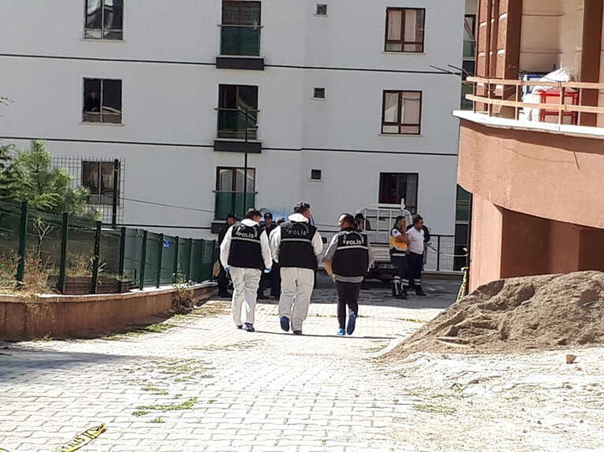 Yoldan Geçen Kadını Yaraladı, Arkadaşını ve Kendini Öldürdü