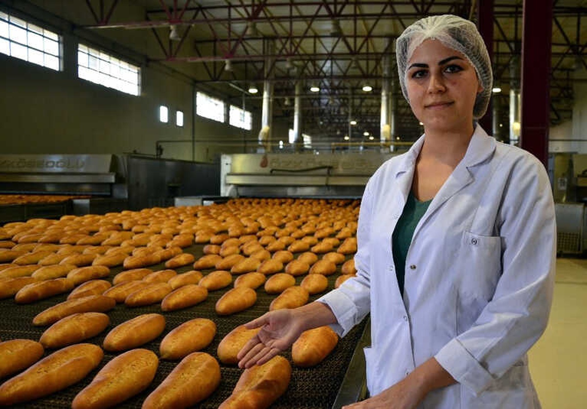 Adana\'da Halk Ekmek, 230 Gram Ekmeği 60 Kuruşa Satıyor Zarar da Etmiyor