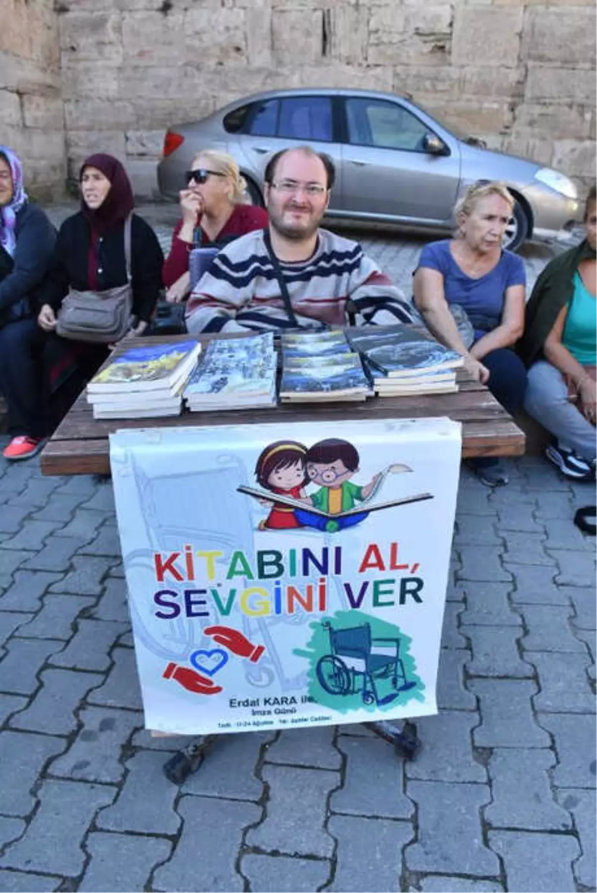 Akülü Sandalyesini Yenileyebilmek İçin Kitap Satıyor